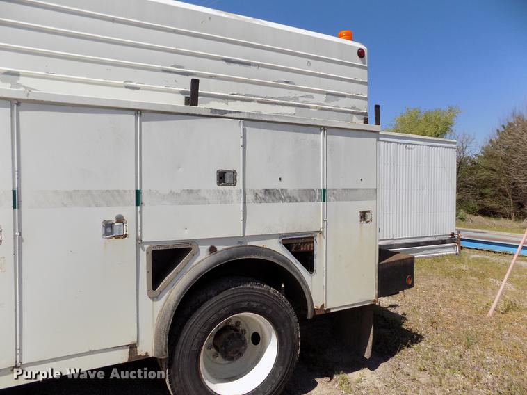 image for item DE1177 2000 Peterbilt 330 service truck