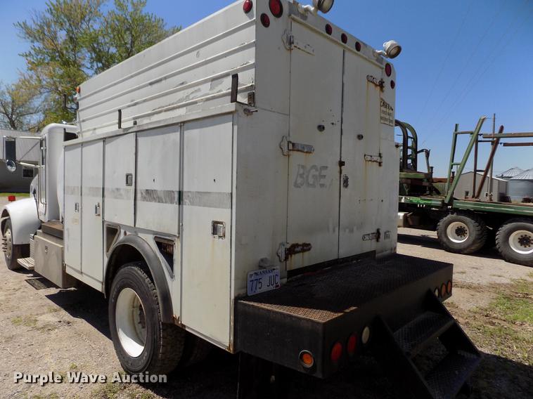 image for item DE1177 2000 Peterbilt 330 service truck