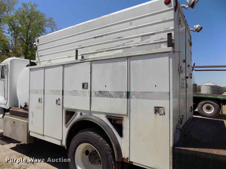 image for item DE1177 2000 Peterbilt 330 service truck