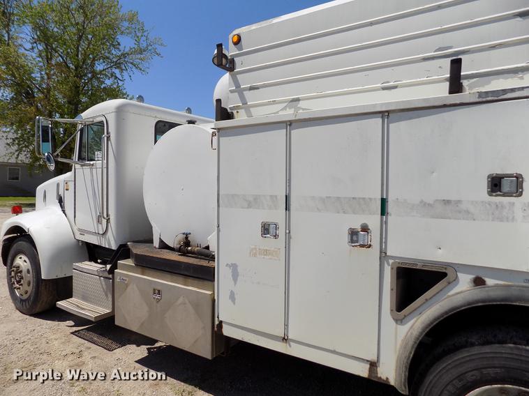 image for item DE1177 2000 Peterbilt 330 service truck