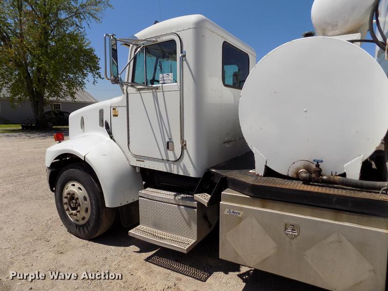 image for item DE1177 2000 Peterbilt 330 service truck