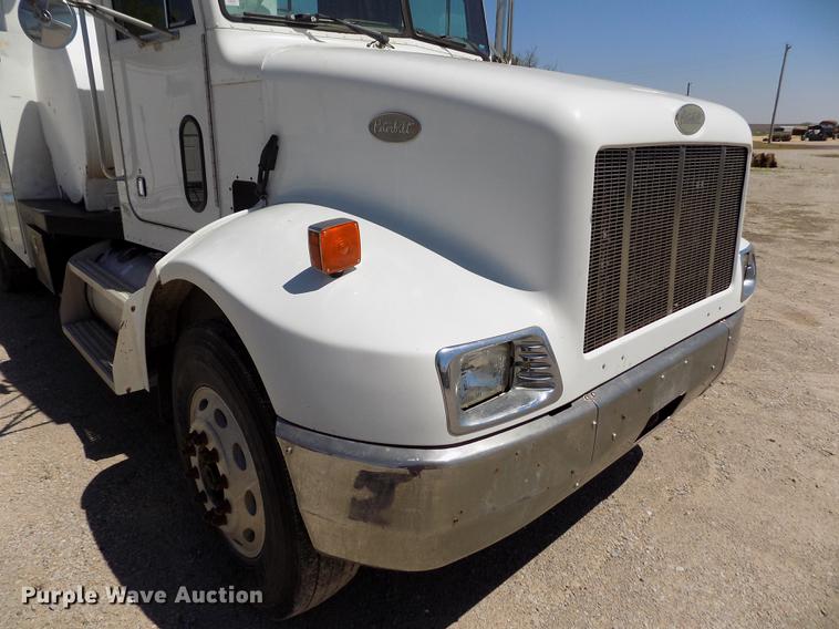 image for item DE1177 2000 Peterbilt 330 service truck