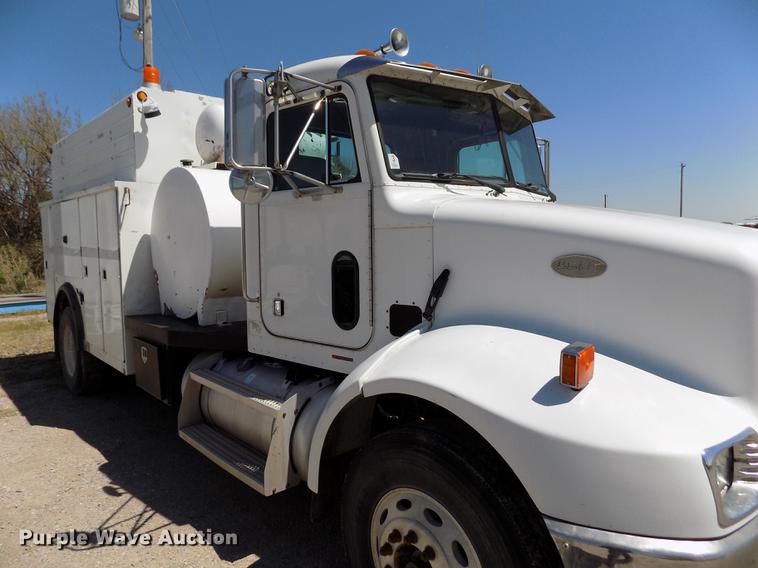 image for item DE1177 2000 Peterbilt 330 service truck