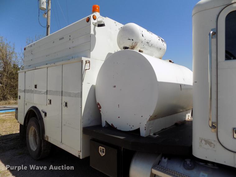 image for item DE1177 2000 Peterbilt 330 service truck
