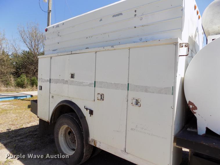 image for item DE1177 2000 Peterbilt 330 service truck