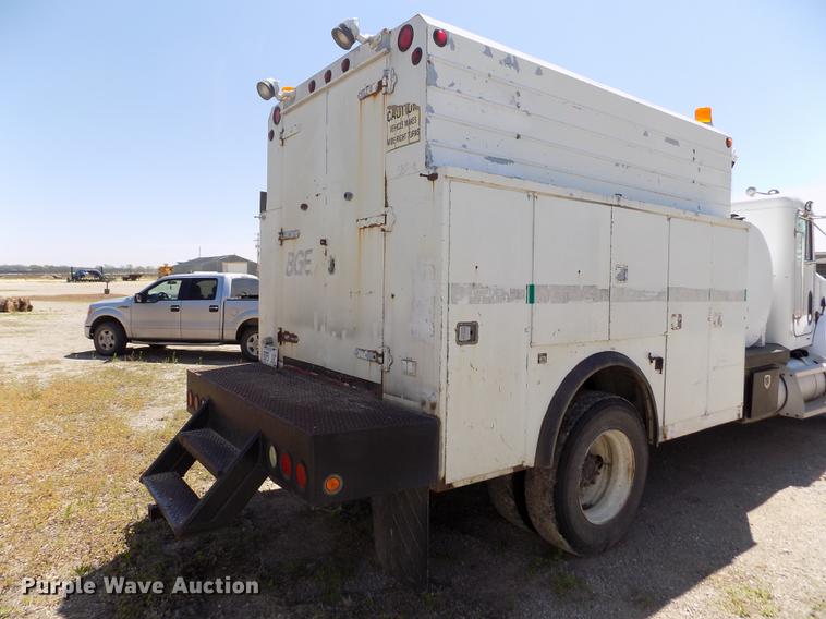 image for item DE1177 2000 Peterbilt 330 service truck