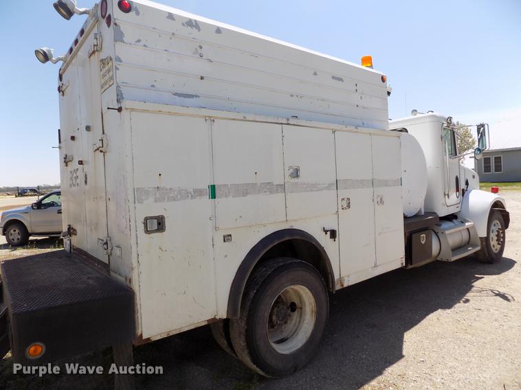 image for item DE1177 2000 Peterbilt 330 service truck