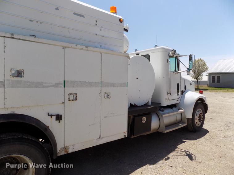 image for item DE1177 2000 Peterbilt 330 service truck