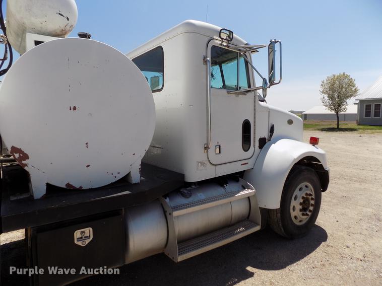 image for item DE1177 2000 Peterbilt 330 service truck