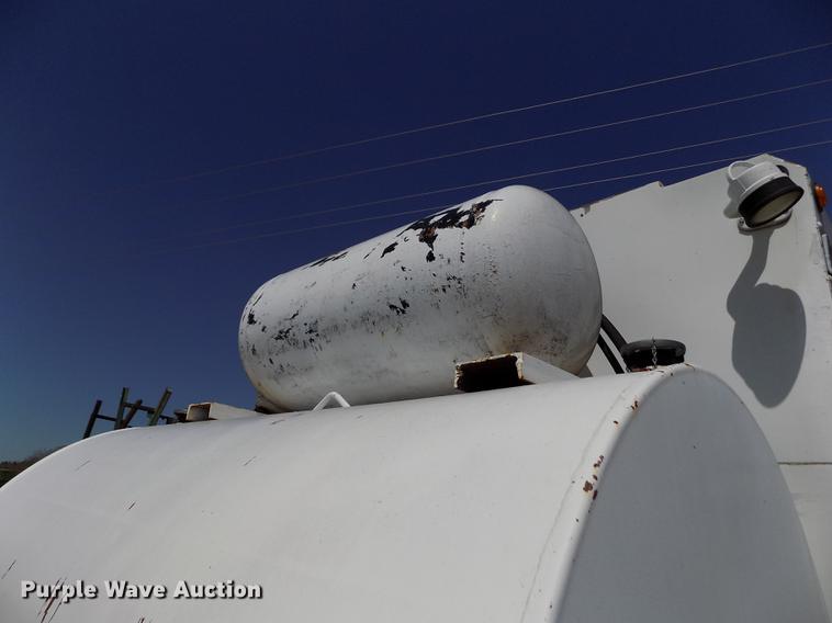 image for item DE1177 2000 Peterbilt 330 service truck