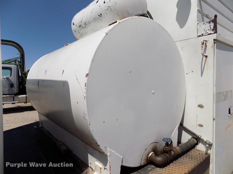 image for item DE1177 2000 Peterbilt 330 service truck