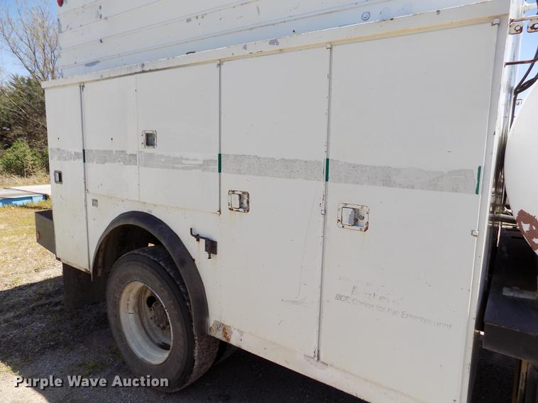 image for item DE1177 2000 Peterbilt 330 service truck