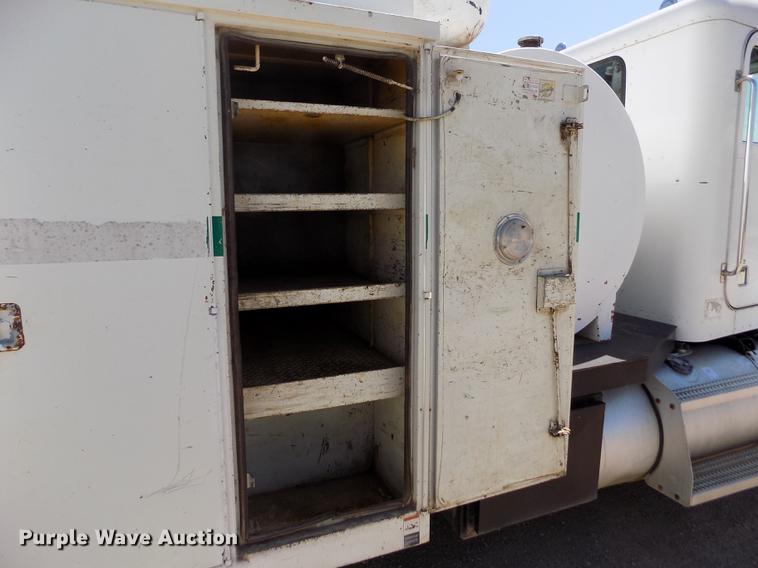 image for item DE1177 2000 Peterbilt 330 service truck