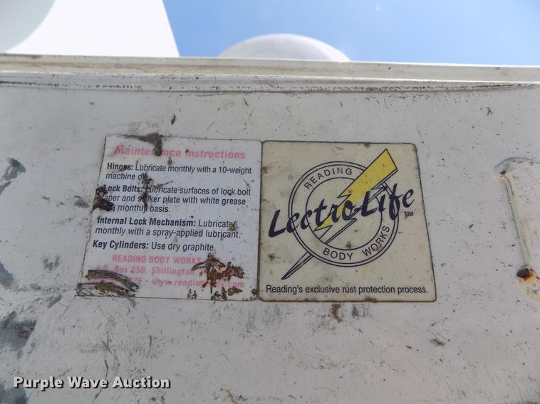 image for item DE1177 2000 Peterbilt 330 service truck