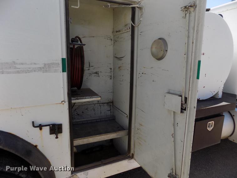 image for item DE1177 2000 Peterbilt 330 service truck