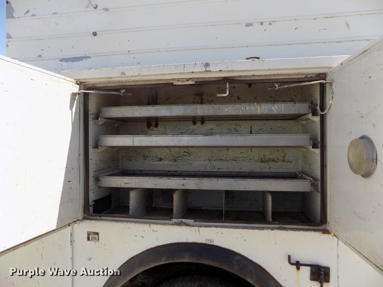 image for item DE1177 2000 Peterbilt 330 service truck