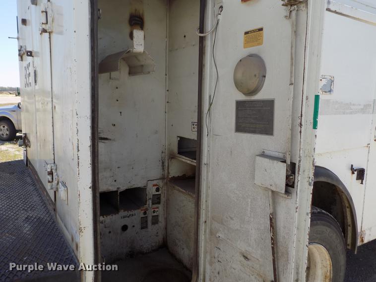 image for item DE1177 2000 Peterbilt 330 service truck