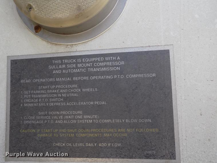 image for item DE1177 2000 Peterbilt 330 service truck