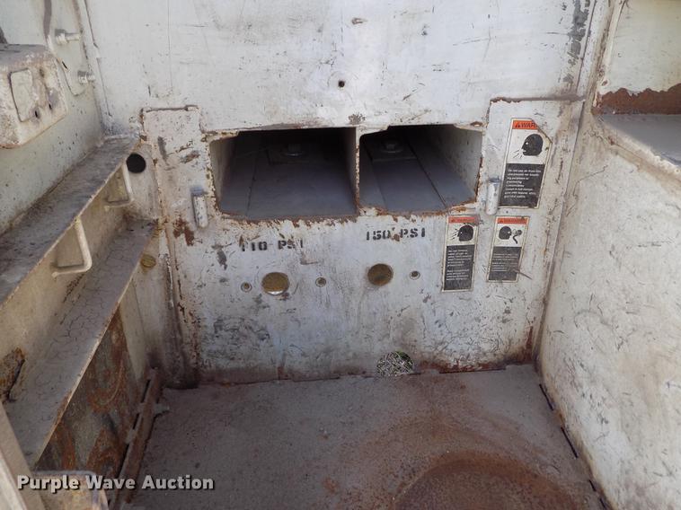 image for item DE1177 2000 Peterbilt 330 service truck