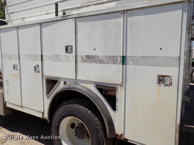 image for item DE1177 2000 Peterbilt 330 service truck