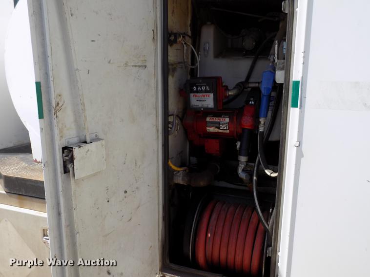 image for item DE1177 2000 Peterbilt 330 service truck