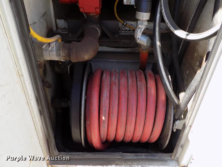 image for item DE1177 2000 Peterbilt 330 service truck