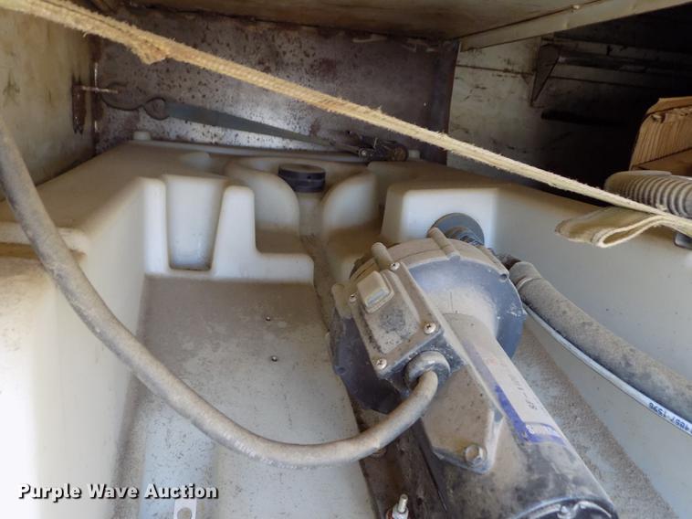 image for item DE1177 2000 Peterbilt 330 service truck