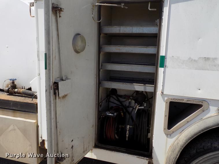 image for item DE1177 2000 Peterbilt 330 service truck