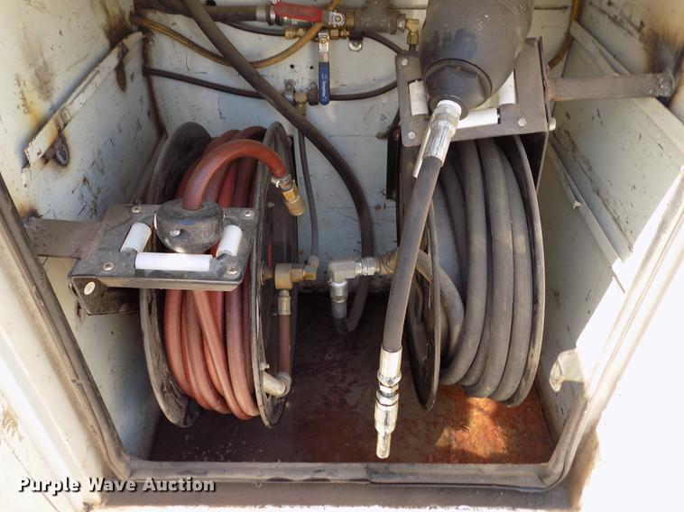 image for item DE1177 2000 Peterbilt 330 service truck