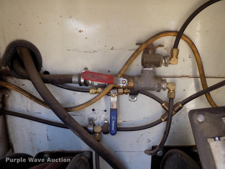 image for item DE1177 2000 Peterbilt 330 service truck