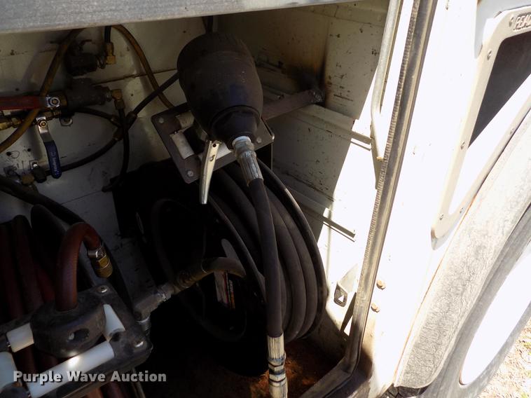 image for item DE1177 2000 Peterbilt 330 service truck