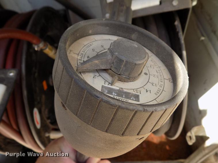 image for item DE1177 2000 Peterbilt 330 service truck