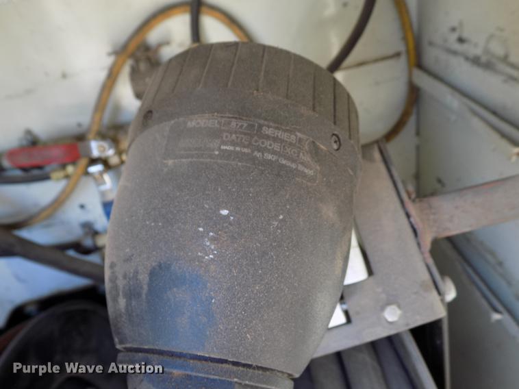 image for item DE1177 2000 Peterbilt 330 service truck