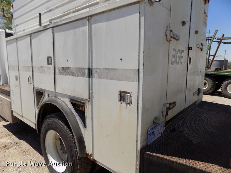 image for item DE1177 2000 Peterbilt 330 service truck