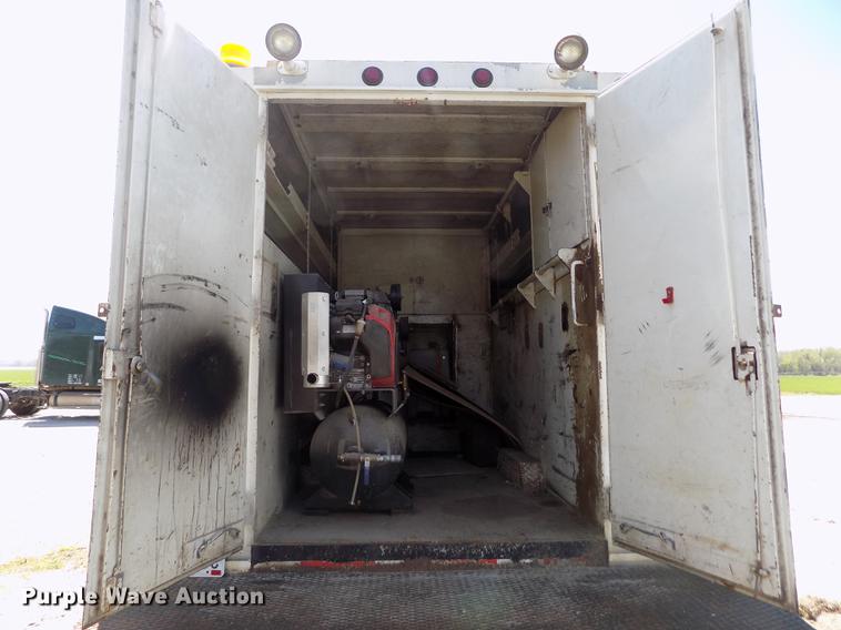 image for item DE1177 2000 Peterbilt 330 service truck