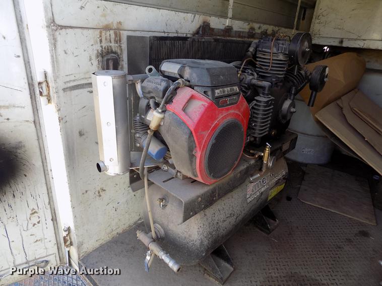 image for item DE1177 2000 Peterbilt 330 service truck