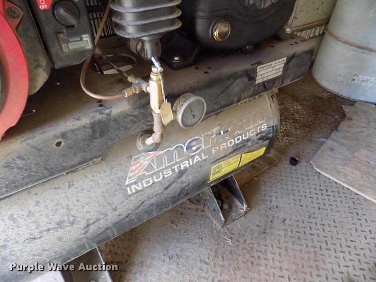 image for item DE1177 2000 Peterbilt 330 service truck