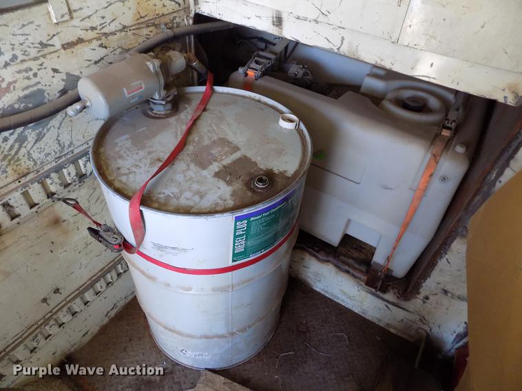 image for item DE1177 2000 Peterbilt 330 service truck