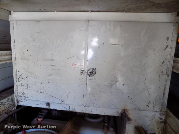 image for item DE1177 2000 Peterbilt 330 service truck