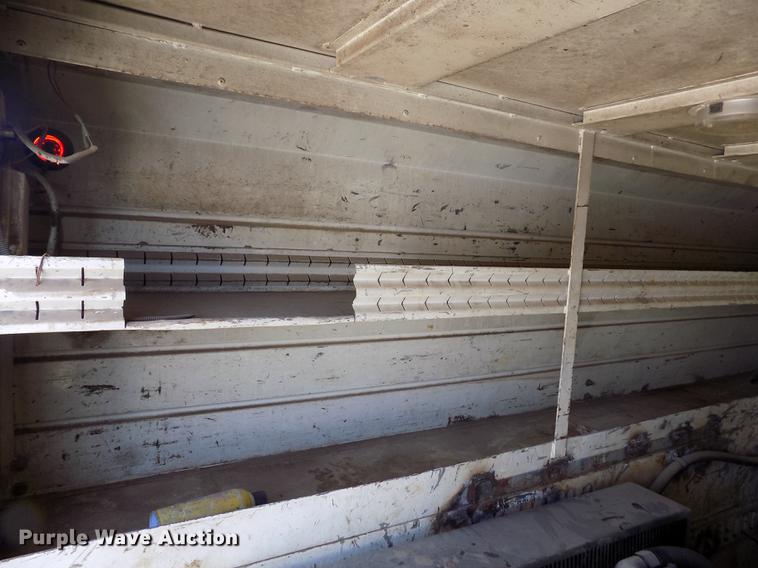 image for item DE1177 2000 Peterbilt 330 service truck