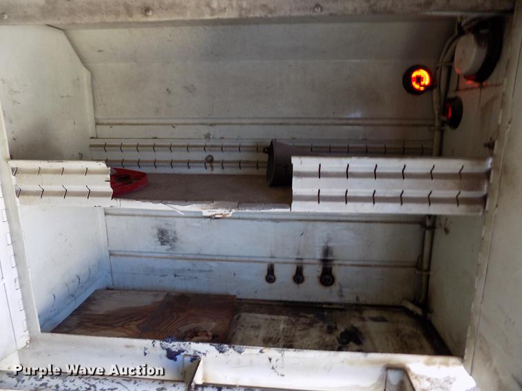 image for item DE1177 2000 Peterbilt 330 service truck