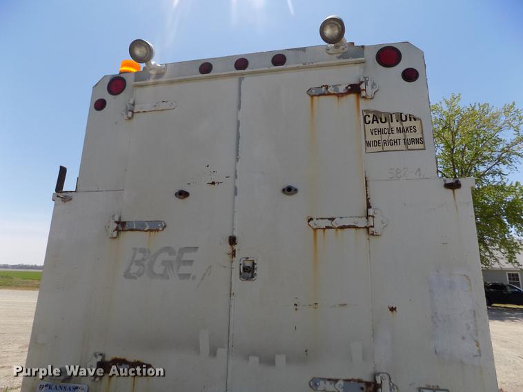 image for item DE1177 2000 Peterbilt 330 service truck