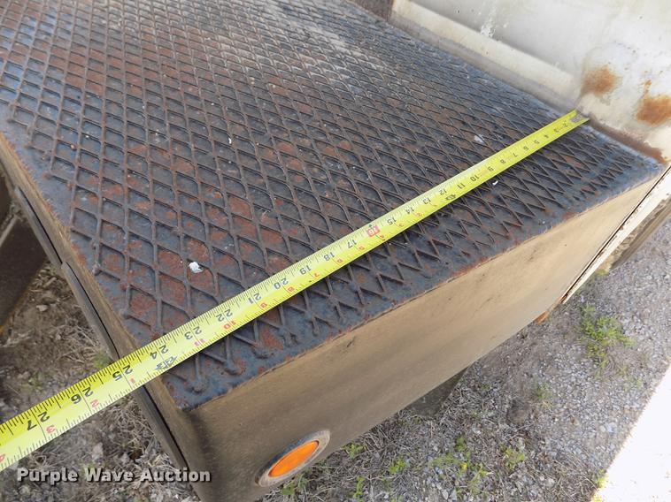 image for item DE1177 2000 Peterbilt 330 service truck