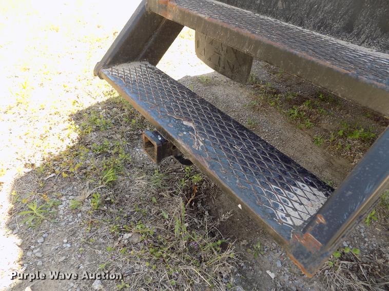 image for item DE1177 2000 Peterbilt 330 service truck