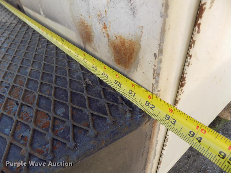 image for item DE1177 2000 Peterbilt 330 service truck