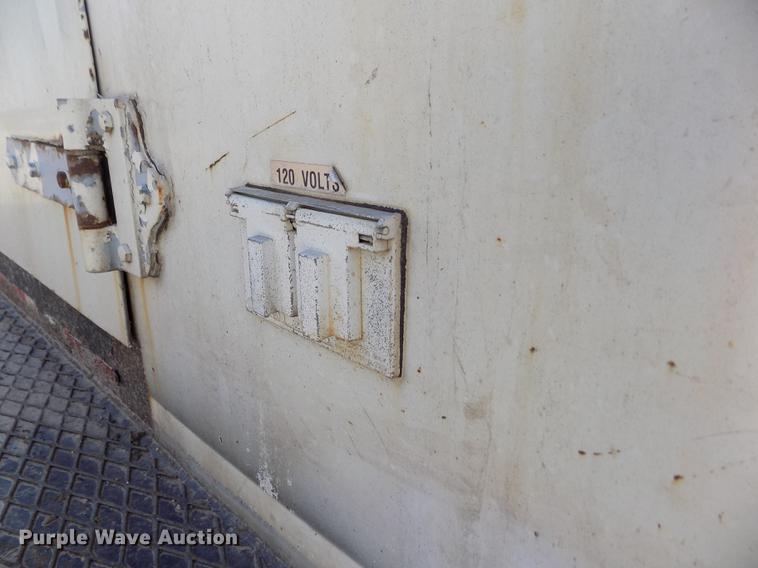 image for item DE1177 2000 Peterbilt 330 service truck