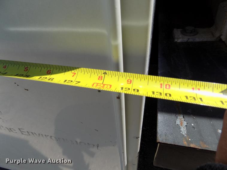 image for item DE1177 2000 Peterbilt 330 service truck