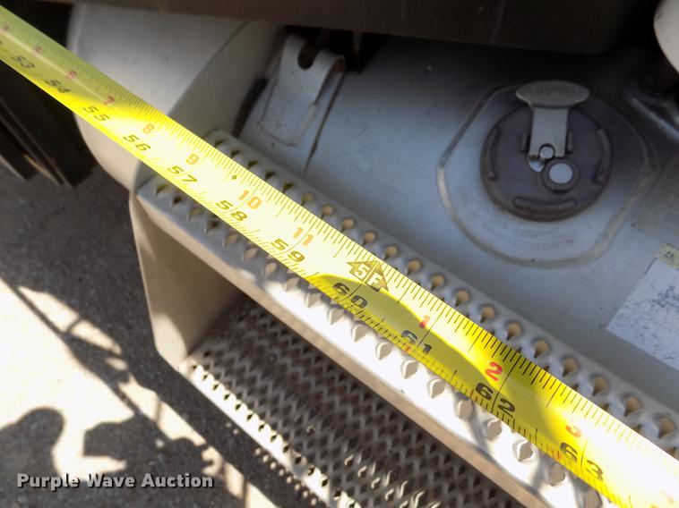 image for item DE1177 2000 Peterbilt 330 service truck