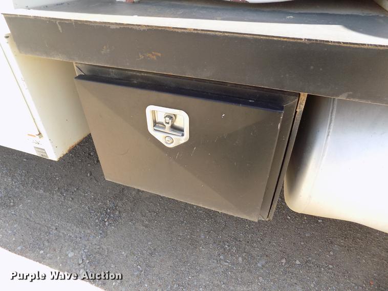 image for item DE1177 2000 Peterbilt 330 service truck