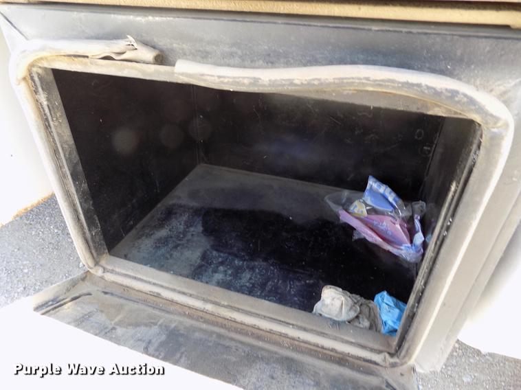 image for item DE1177 2000 Peterbilt 330 service truck